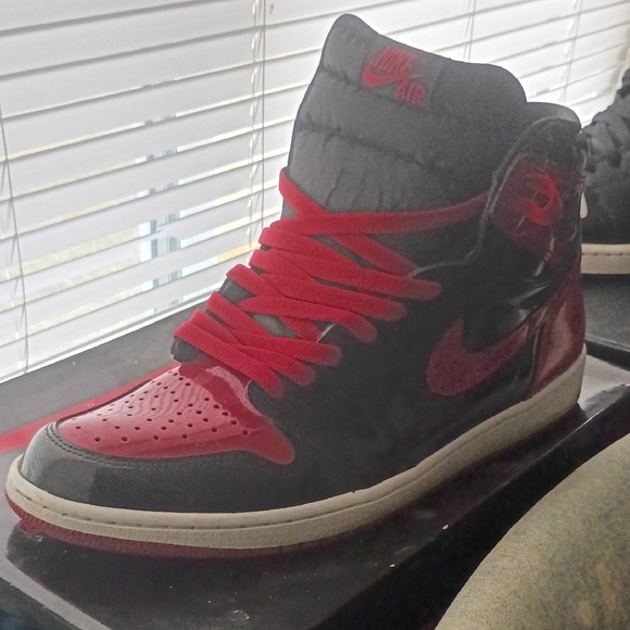 Nike High-Top Sneaker in Black and Red